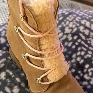 Cozy Tan Shearling-Lined Women's Boots
